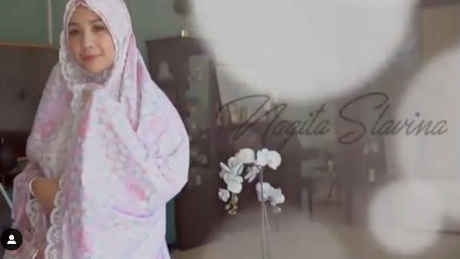 Mukena harga jutaan rupiah kini jadi tren jualan para selebritis.