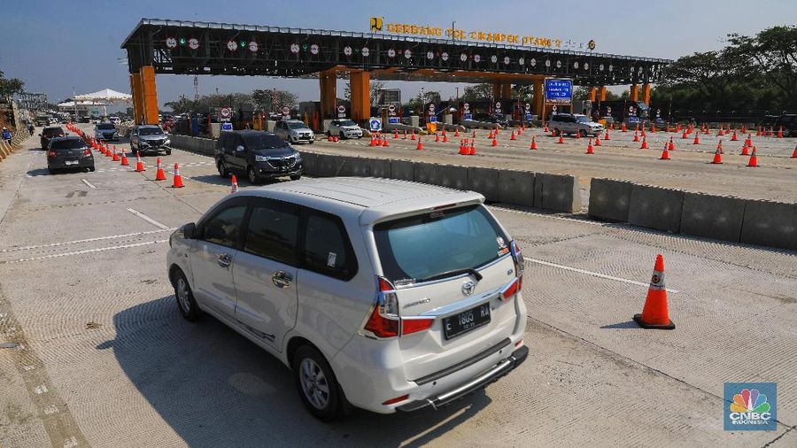 Mobil melintas di kawasan Gerbang Tol Cikampek, Cikampek, Jawa Barat (30/5/2019). (²©²ÊÍøÕ¾/Andrean Kristianto)