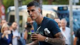 Gelandang serang Tottenham Hotspur asal Argentina Erik Lamela membawa minuman saat tiba di Madrid. (REUTERS/Susana Vera)