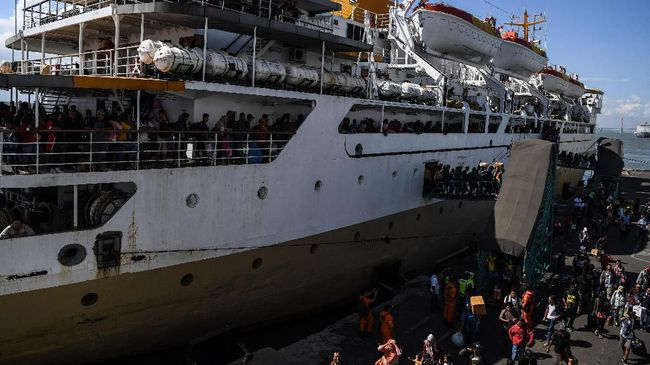 Mengarungi Laut demi Kampung Halaman