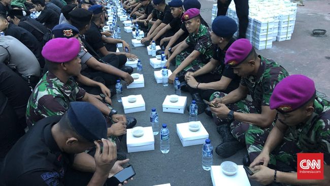Momen Buka Puasa Bersama TNI-Polri di Pinggir Jalan - CNN Indonesia