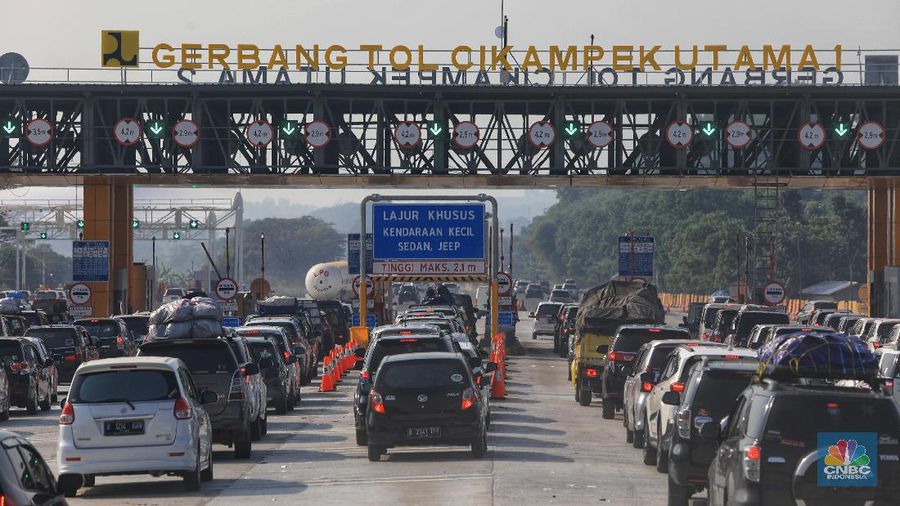 PT. Jasa Marga mengaktifkan 4 gardu satelit di Gerbang Tol Cikampek 1.