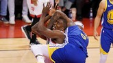 Center Warriors DeMarcus Cousins (kanan) melakukan pelanggaran kepada center Warriors Serge Ibaka saat mencoba memblok tembakan lawan. (REUTERS/Kyle Terada-USA TODAY Sports)