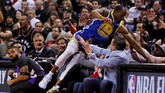 Guard Warriors Andre Iguodala terlempar hingga ke kursi penonton saat tampil di gim 1 final NBA 2019. Iguodala tampil sebagai starter dengan waktu bermain 29 menit 11 detik. (REUTERS/John E. Sokolowski-USA TODAY Sports)