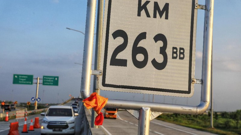 Perjalanan dari Palimanan-Brebes Barat memakan waktu kurang lebih 2 jam 15 menit dengan kecepatan 80-100 km/jam