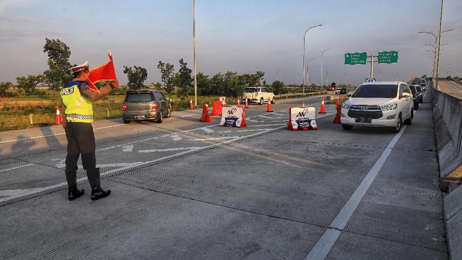 Perjalanan dari Palimanan-Brebes Barat memakan waktu kurang lebih 2 jam 15 menit dengan kecepatan 80-100 km/jam