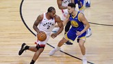 Forward Kawhi Leonard (kiri) jadi pemain yang paling banyak bermain untuk Raptors di gim 1 final NBA 2019. Leonard bermain selama 43 menit 3 detik dengan mengemas 23 poin. (REUTERS/Dan Hamilton-USA TODAY Sports)