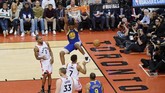 Center Warriors Kevon Looney (atas) melakukan dunk guna menambah poin timnya. Di gim 1 final NBA 2019 Looney mencetak 9 poin. (REUTERS/Dan Hamilton-USA TODAY Sports)