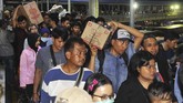 Pengelola Pelabuhan Merak memprediksi jumlah kendaraan yang melintas di Merak diperkirakan mencapai 175 ribu dalam sehari. (ANTARA FOTO/Asep Fathulrahman)