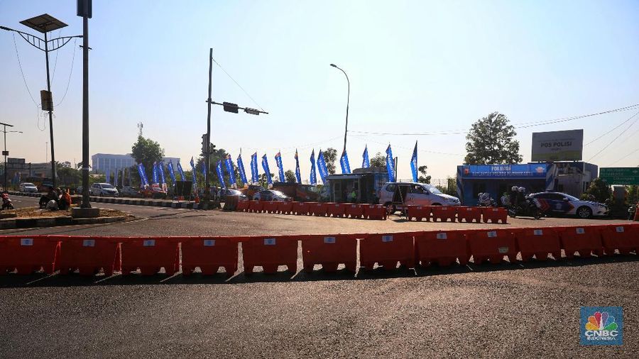 Agar sistem one way dari KM 70 hingga KM 263 dapat berjalan maksimal, gerbang Tol Cikopo di KM 72 saat ini ditutup sementara