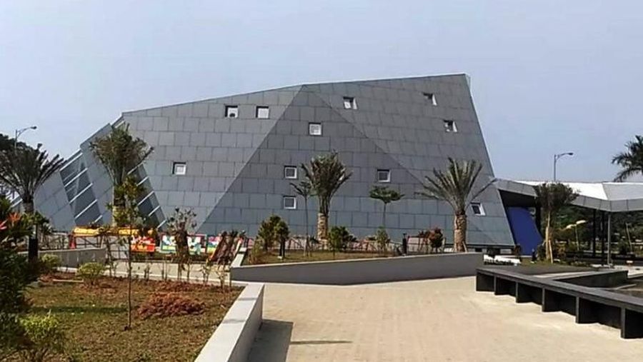 Kali ini Masjid yang dirancang Gubernur Jawa Barat Ridwan Kamil dipertanyakan karena simbol segitiga yang katanya mirip iluminati.