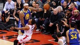 Center Warriors, DeMarcus Cousins (kiri), melakukan offensive foul terhadap guard Raptors Kyle Lowry. Dalam laga tersebut Cousins melakukan dua kali personal foul. (REUTERS/Kyle Terada-USA TODAY Sports)