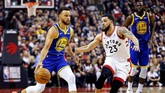 Guard Stephen Curry (kiri) menjadi pencetak poin paling banyak untuk Warriors di gim 1 final NBA 2019 dengan torehan 34 poin, termasuk empat kali melakukan three point. (REUTERS/John E. Sokolowski-USA TODAY Sports)