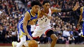 Guard Warriors Quinn Cook (kiri) mencoba melewati adangan guard Raptors Patrick McCaw. Meski memberikan perlawanan sengit, namun Warriors tidak pernah bisa unggul atas Raptors di akhir kuarter. (REUTERS/John E. Sokolowski-USA TODAY Sports)