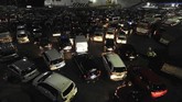 Antrean kendaraan sempat terlihat di kantong parkir dermaga 1,2, dan 3. Para pemudik antre untuk masuk ke dalam kapal. (ANTARA FOTO/Asep Fathulrahman).