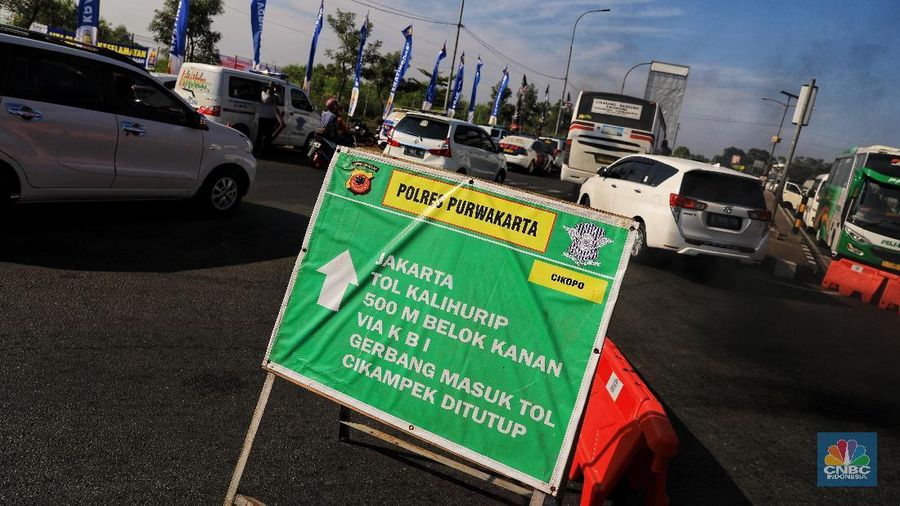 Agar sistem one way dari KM 70 hingga KM 263 dapat berjalan maksimal, gerbang Tol Cikopo di KM 72 saat ini ditutup sementara