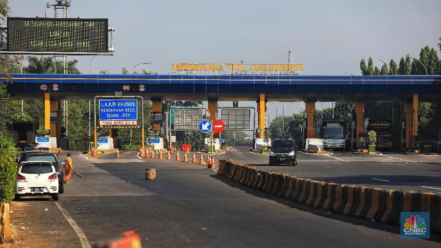 Agar sistem one way dari KM 70 hingga KM 263 dapat berjalan maksimal, gerbang Tol Cikopo di KM 72 saat ini ditutup sementara