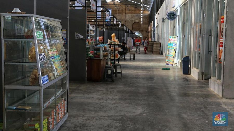 Justru sebagian besar tenan di lokasi tersebut diisi oleh UKM dan makanan lokal.