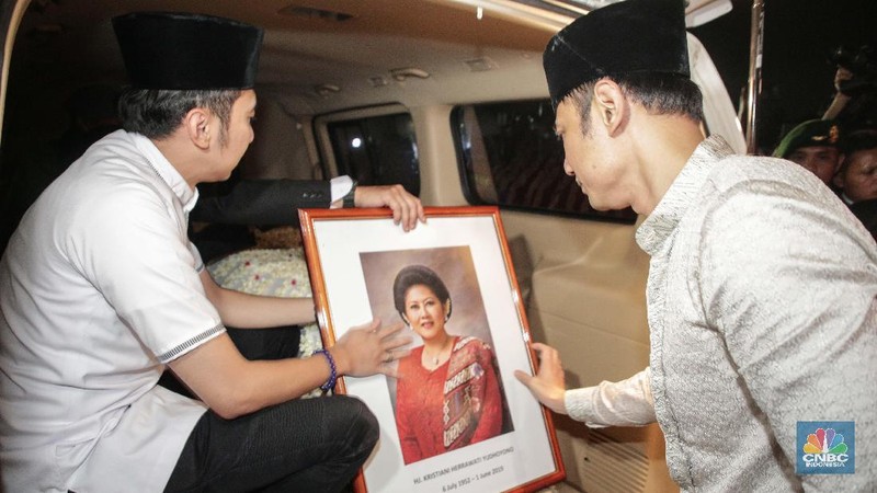 Jenazah Ani Yudhoyono diterbangkan diterbangkan pada pukul 20.37 waktu Singapura.