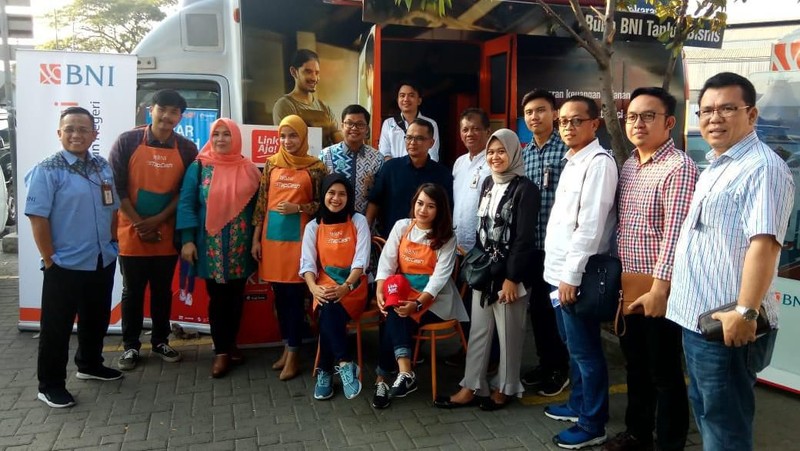 Jakarta, CNBC Indonesia - Direktur Kepatuhan & Human Capital BNI Endang Hidayatullah mengecek fasilitas BNI di Rest Area KM 57 Tol Cikampek, Jumat (31/5/2019).