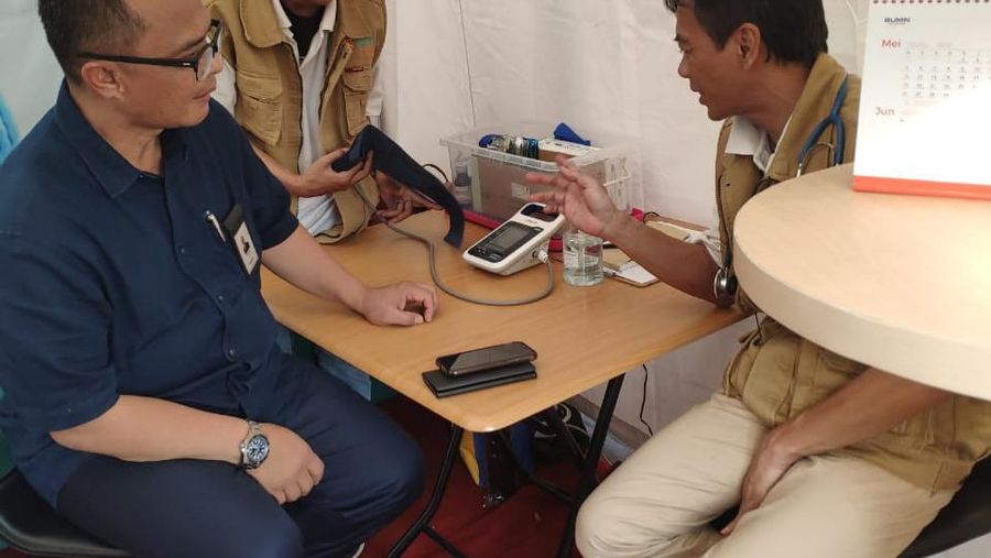 Jakarta, CNBC Indonesia - Direktur Kepatuhan & Human Capital BNI Endang Hidayatullah mengecek fasilitas BNI di Rest Area KM 57 Tol Cikampek, Jumat (31/5/2019).