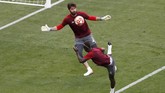 Kiper Liverpool Alisson menyergap upaya Sadio Mane membobol gawangnya di sesi latihan. Becker diharapkan tidak melakukan kesalahan yang pernah dilakukan Loris Karius di final Liga Champions 2018. (REUTERS/Sergio Perez)