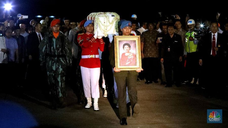 Sejak Februari lalu, Ani Yudhoyono menjalani perawatan medis di National University Hospital (NUH) berjuang melawan kanker darah.