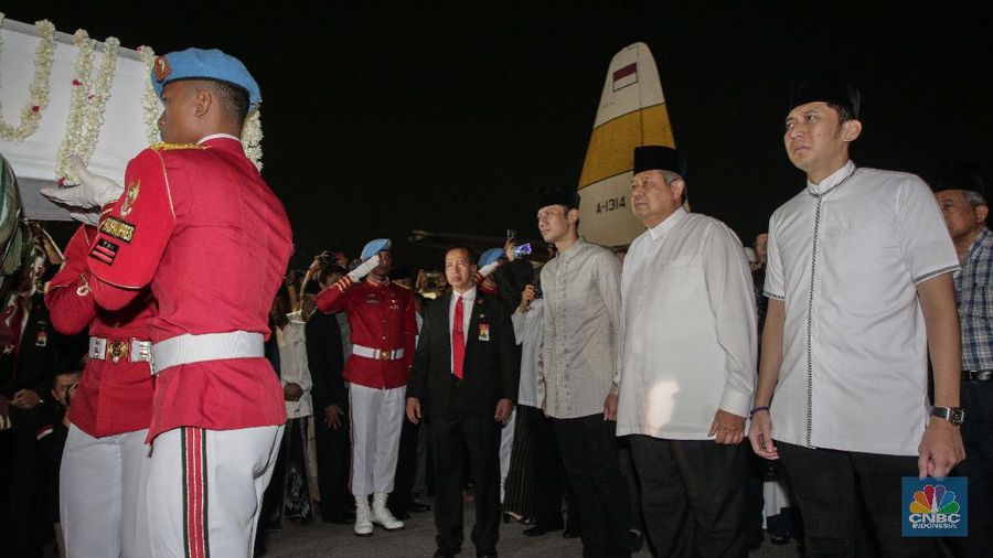 Jenazah Ani Yudhoyono diterbangkan diterbangkan pada pukul 20.37 waktu Singapura.