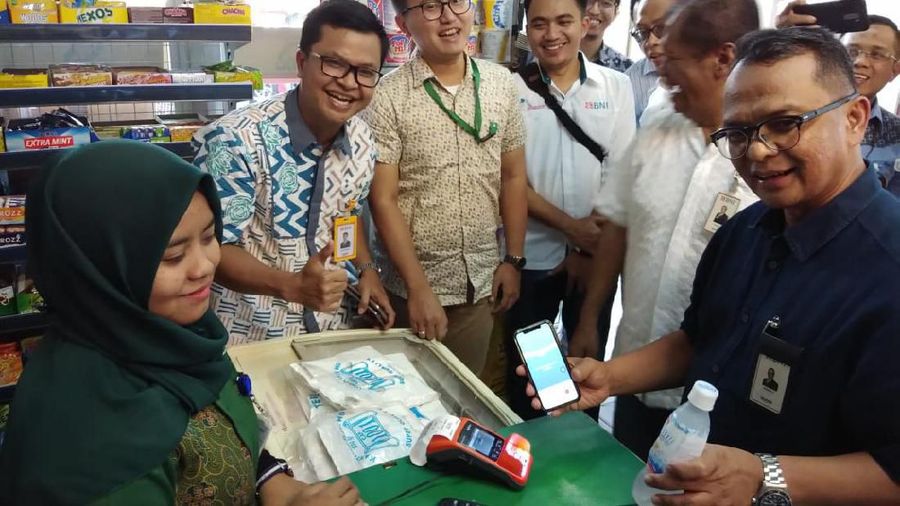 Jakarta, CNBC Indonesia - Direktur Kepatuhan & Human Capital BNI Endang Hidayatullah mengecek fasilitas BNI di Rest Area KM 57 Tol Cikampek, Jumat (31/5/2019).