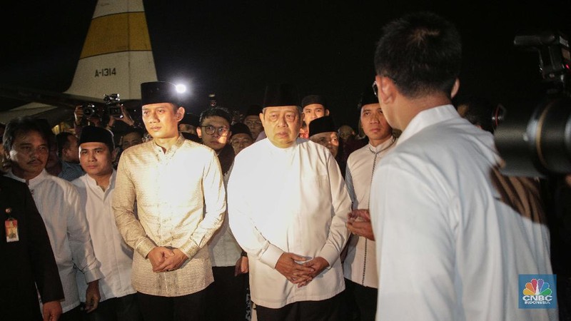 Jenazah Ani Yudhoyono diterbangkan diterbangkan pada pukul 20.37 waktu Singapura.