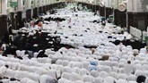 Umat muslim melangsungkan solat tarawih terakhir di Makah.