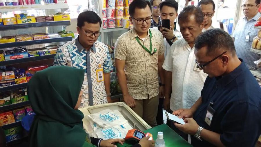Jakarta, CNBC Indonesia - Direktur Kepatuhan & Human Capital BNI Endang Hidayatullah mengecek fasilitas BNI di Rest Area KM 57 Tol Cikampek, Jumat (31/5/2019).