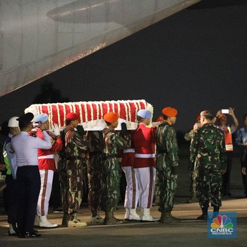 Jenazah Ani Yudhoyono Tiba di RI