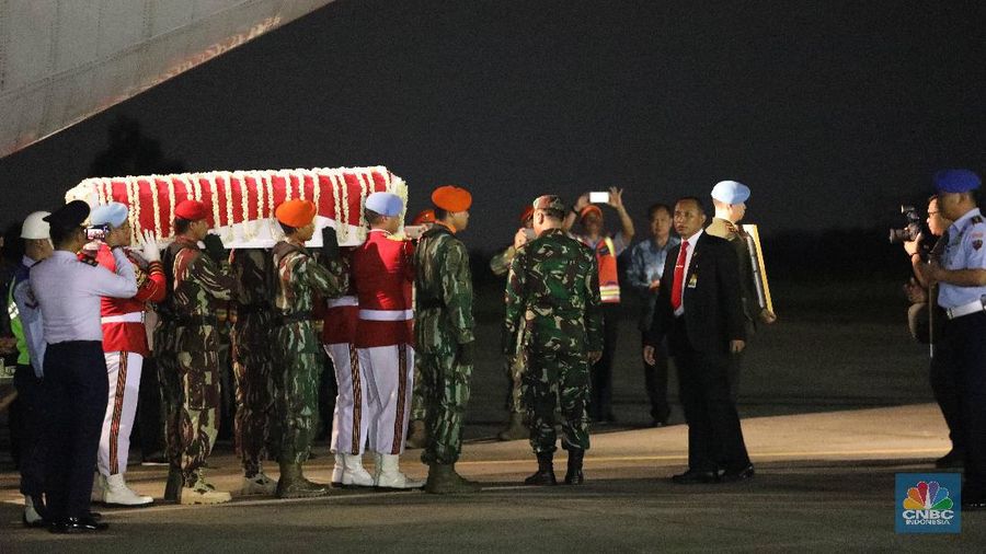 Jenazah Ani Yudhoyono diterbangkan diterbangkan pada pukul 20.37 waktu Singapura.