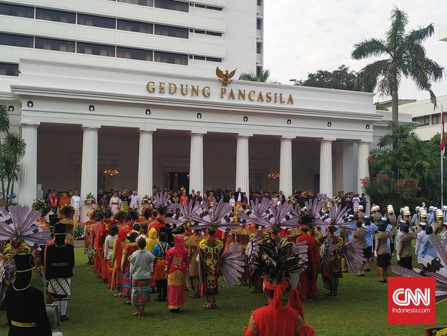 Jokowi Pakai Baju Adat Pimpin Upacara Hari Lahir Pancasila