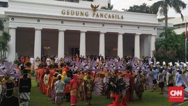 Jokowi Pakai Baju Adat Pimpin Upacara Hari Lahir Pancasila