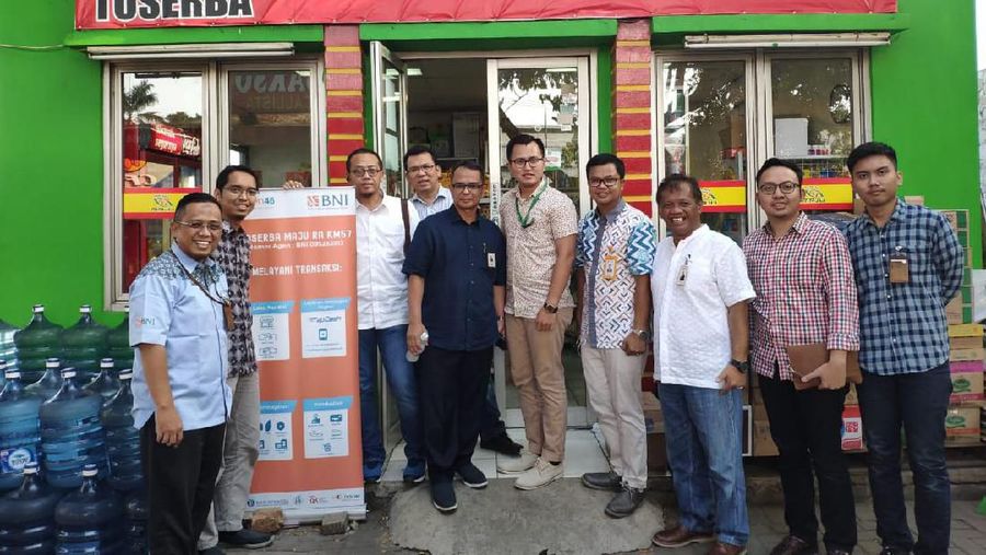 Jakarta, CNBC Indonesia - Direktur Kepatuhan & Human Capital BNI Endang Hidayatullah mengecek fasilitas BNI di Rest Area KM 57 Tol Cikampek, Jumat (31/5/2019).