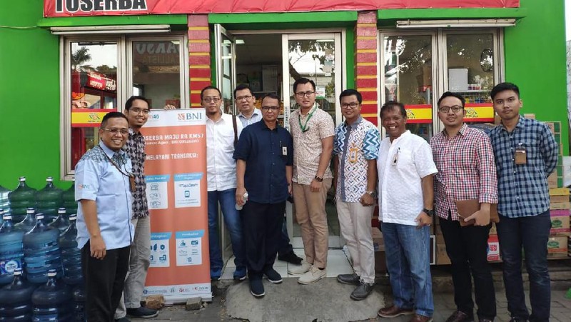 Jakarta, CNBC Indonesia - Direktur Kepatuhan & Human Capital BNI Endang Hidayatullah mengecek fasilitas BNI di Rest Area KM 57 Tol Cikampek, Jumat (31/5/2019).