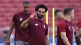 Penyerang bintang Liverpool Mohamed Salah mencoba ramah ke arah juru foto. Pemain asal Mesir itu berusaha rileks selama latihan. (REUTERS/Carl Recine)