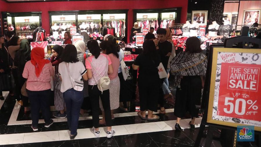 Beberapa mal di Jakarta mengalami lonjakan jumlah pengunjung pada penyelenggaraan midnight sale.