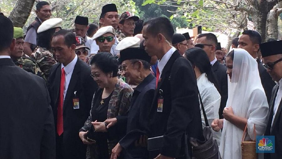 Para pelayat ikut dalam upacara pemakaman mendiang Ani Yudhoyono, di Taman Makam Pahlawan (TMP) Kalibata, Minggu (2/6/2019).