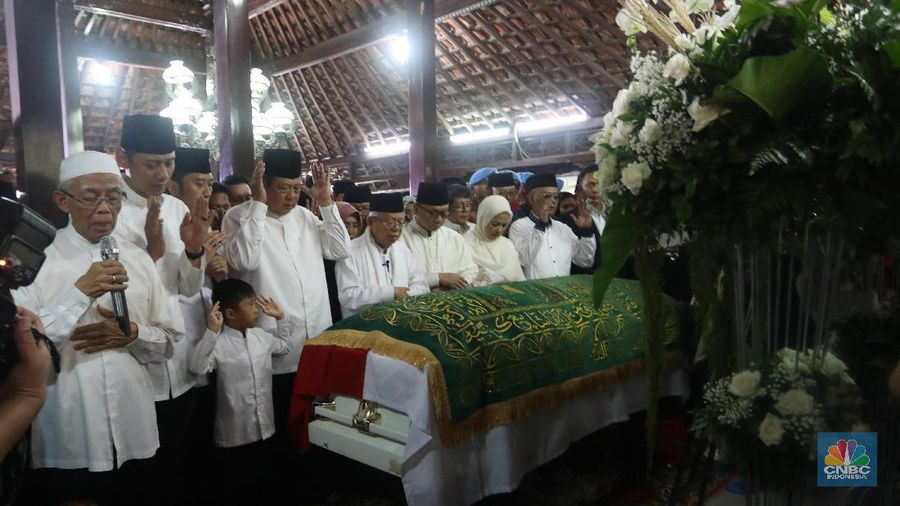 Pada pukul 15.00 WIB, akan digelar upacara pemakaman jenazah almarhumah Ibu Ani Yudhoyono di Kalibata.