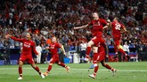 Pemain-pemain Liverpool bersorak setelah wasit Damir Skomina meniup peluit panjang tanda pertandingan usai. (REUTERS/Kai Pfaffenbach)