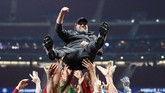 Juergen Klopp diangkat-angkat oleh pemain-pemain Liverpool usai laga final Liga Champions. (REUTERS/Carl Recine)