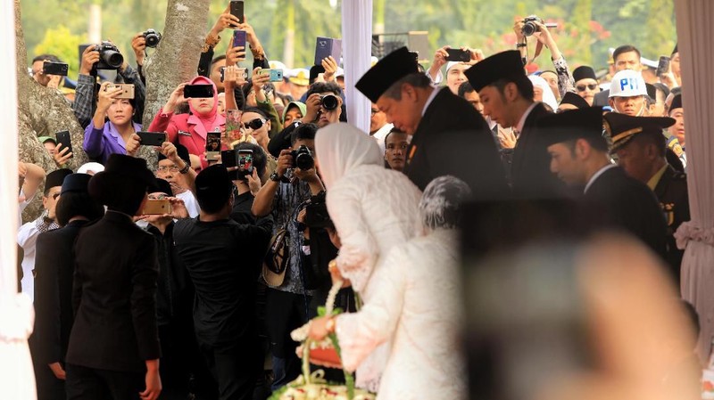 Presiden RI ke-6 SBY, menutup tanah kuburan istrinya mendiang Ani Yudhoyono dengan mata yang basah.