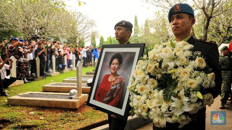 Sejumlah mantan Kepala Negara dan keluarganya hadir dalam pemakaman Ani Yudhoyono.