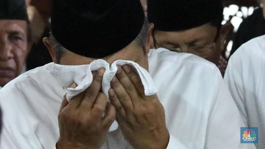 Pada pukul 15.00 WIB, akan digelar upacara pemakaman jenazah almarhumah Ibu Ani Yudhoyono di Kalibata.