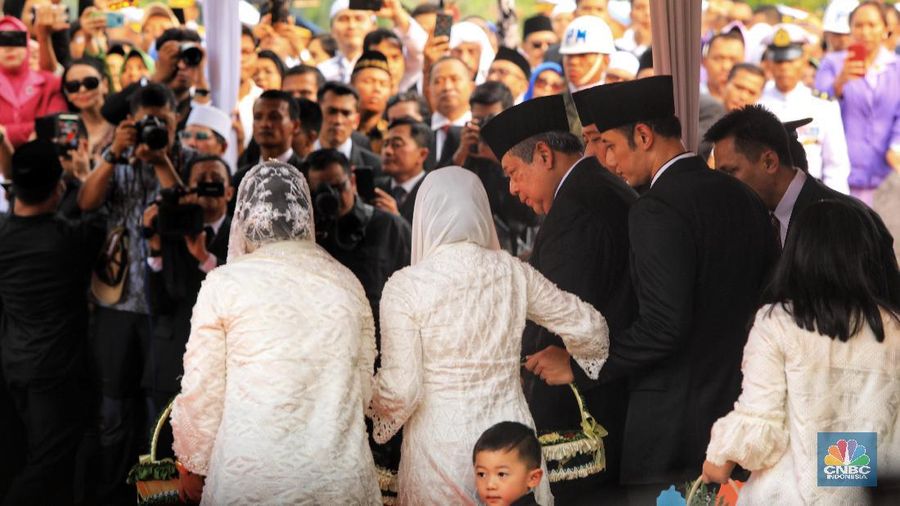 Presiden RI ke-6 SBY, menutup tanah kuburan istrinya mendiang Ani Yudhoyono dengan mata yang basah.