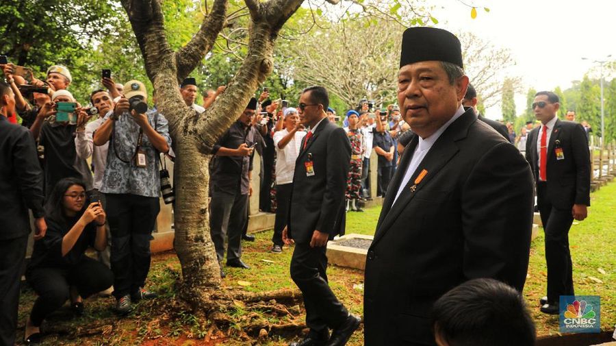 Sejumlah mantan Kepala Negara dan keluarganya hadir dalam pemakaman Ani Yudhoyono.