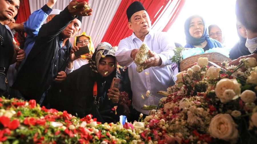 Presiden RI ke-6 SBY, menutup tanah kuburan istrinya mendiang Ani Yudhoyono dengan mata yang basah.